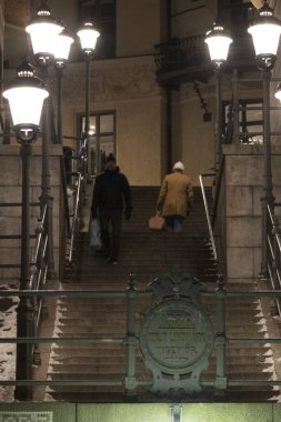 Stockholm, İsveçli yayalar geceleri şehir merkezinde merdivenlerde yürüyorlar..