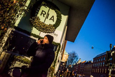 Stockholm, İsveç Yayaları kış güneşinde Fleminggatan 'da Kungsholmen' de.