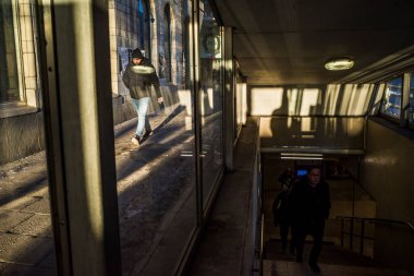 Stockholm, İsveç Yayaları kış güneşinde Fleminggatan 'da Kungsholmen' de.