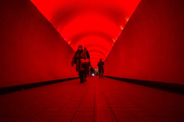 Stockholm Švédsko Lidé Procházející Brunkebergs Tunelu Centru — Stock fotografie