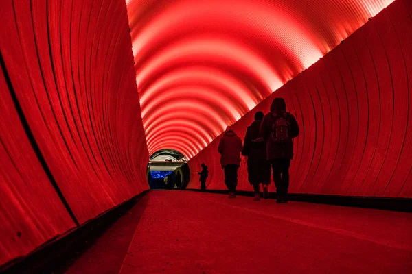 Estocolmo Suécia Pessoas Andando Túnel Brunkebergs Centro Cidade — Fotografia de Stock