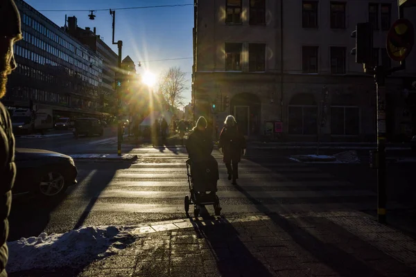 Estocolmo Suecia Los Peatones Sol Invierno Fleminggatan Kungsholmen —  Fotos de Stock