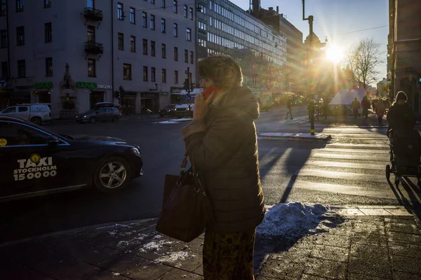 Sztokholm Szwecja Piesi Zimowym Słońcu Fleminggatan Kungsholmen — Zdjęcie stockowe