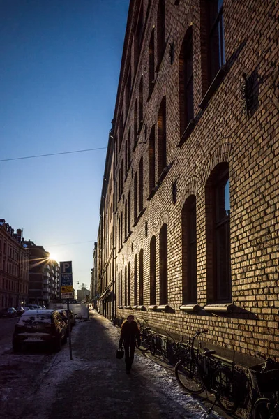 Estocolmo Suecia Una Mujer Camina Sol Invierno Arbetargatan Kungsholmen —  Fotos de Stock