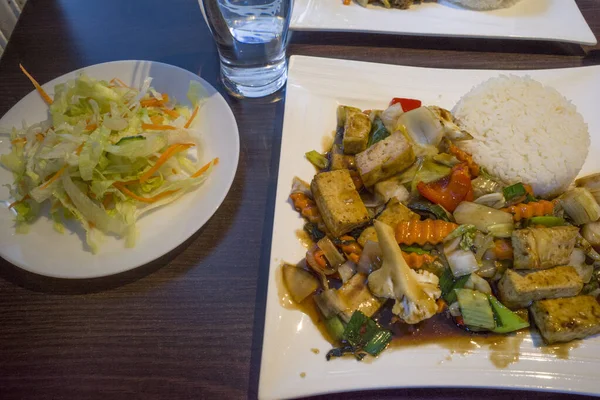 Stockholm Vietnamesisk Lunch Med Tofu Och Sallad — Stockfoto