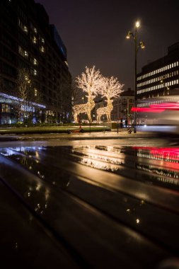 Stockholm, İsveç Brunkebergstorg ve trafik çizgileri üzerine yılbaşı geyiği aydınlattı.