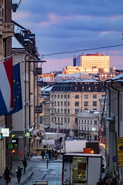 Estocolmo Suecia Gente Parada Afuera Pequeño Snack Bar Sodermalm Llamado — Foto de Stock