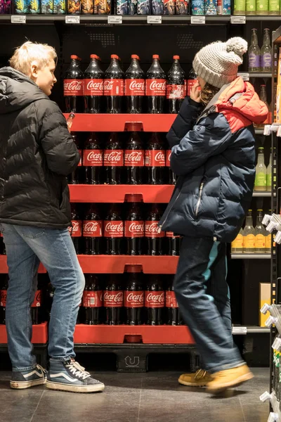瑞典斯德哥尔摩一家超市软饮料通道上的青少年 — 图库照片