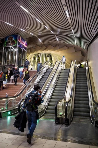 Estocolmo Suecia Personas Caminando Sistema Tunnelbana Centralen — Foto de Stock