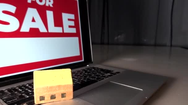 Sinal Venda Computador Uma Casa Brinquedo Teclado Computador — Vídeo de Stock