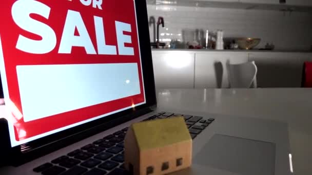 Bilgisayarda Satılık Tabelası Bilgisayar Klavyesinde Oyuncak Evi — Stok video