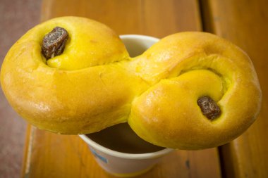 Stockholm, İsveç Noel safranlı çöreklerden bir fincan kahve üzerinde oturur..