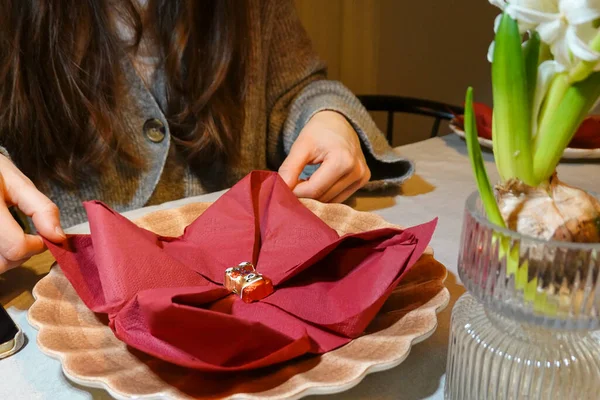 Woman Folding Dinner Napkins Plate — ストック写真