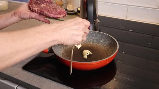 Een Stukje Entrecote Beef Friet Boter Een Pan — Stockvideo
