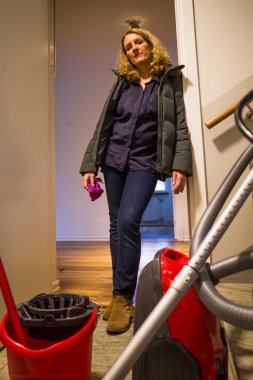 Stockholm, İsveç Bir kadın taşındıktan sonra dairesini temizlemeyi bitirdi.