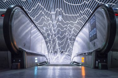 Stockholm, İsveç Tünelbana veya Metro 'nun modern Odenplan istasyonunda yürüyen merdiven..