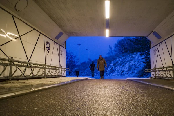 Estocolmo Suécia Pessoas Andando Túnel Pedestres Danderyd Susburb — Fotografia de Stock