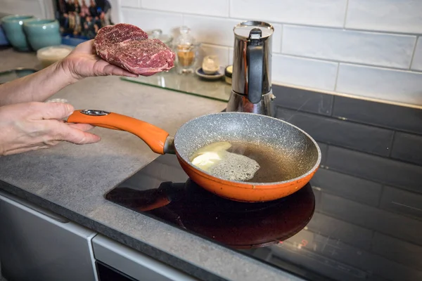 Bir Parça Entrecote Bifteği Tavada Kızarmaya Hazır — Stok fotoğraf