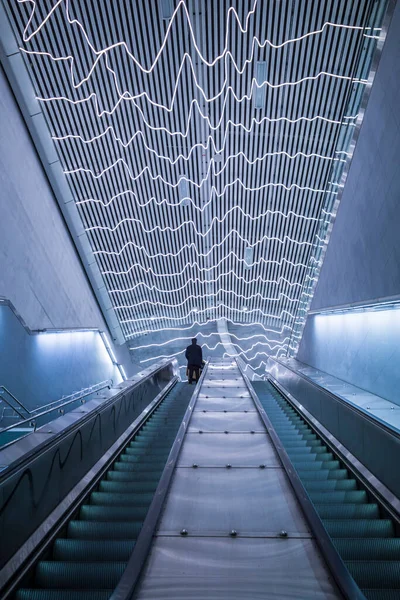 Stockholm Sweden Pedestrians Escaltor Modern Odenplan Station Tunnelbana Metro — Stockfoto