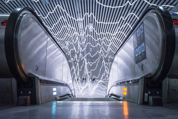 Stockholm, İsveç Tünelbana veya Metro 'nun modern Odenplan istasyonunda yürüyen merdiven..