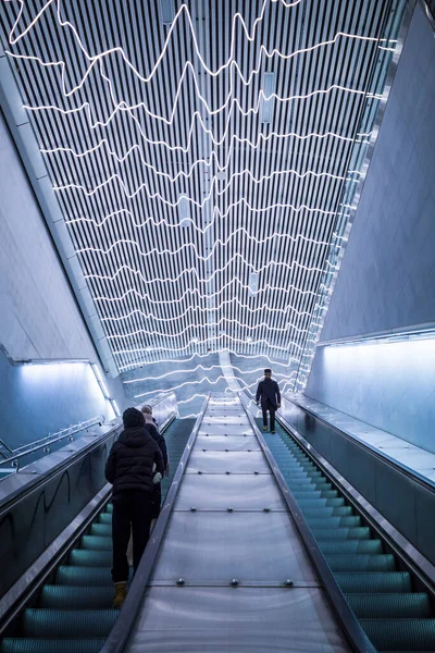 Estocolmo Suécia Pedestres Uma Escada Rolante Moderna Estação Odenplan Túnel — Fotografia de Stock