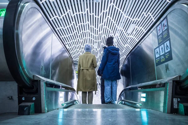 Stockholm Sweden Pedestrians Escaltor Modern Odenplan Station Tunnelbana Metro — Stockfoto