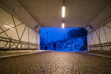 Stockholm, İsveç. Danderyd banliyösünde yaya tünelinde yürüyen insanlar..
