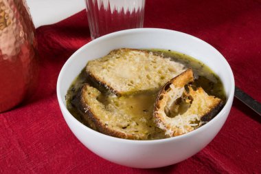 Peynirli tost ekmeğiyle bir kâseye soğan çorbası dök..