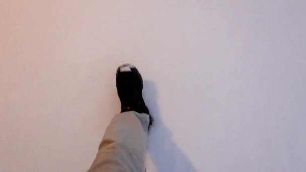 スウェーデンのストックホルム新しい雪の中を歩く男 — ストック動画