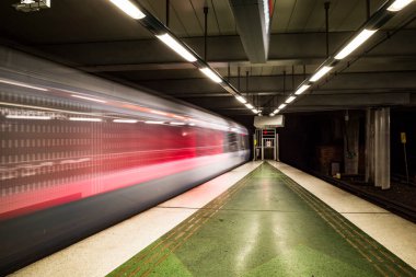 Stockholm, İsveç Liljeholmen istasyonunda bir tünelbana metro treni.
