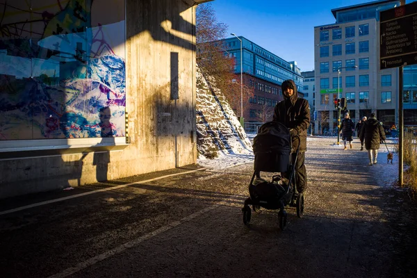 Sztokholm Szwecja Mężczyzna Pieszy Wózkiem Dziecięcym Liljeholmen Zimowy Dzień — Zdjęcie stockowe
