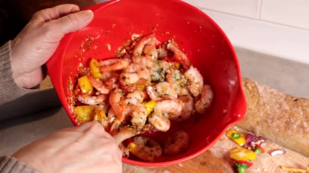 Marinated Shrimp Get Tossed Bowl — 图库视频影像