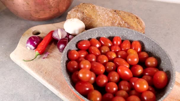Tomatoes Pan Bread Chili Onion Board — Stockvideo