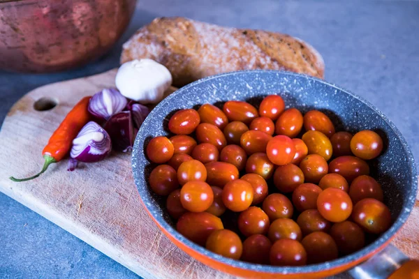 Tomaten Een Pan Met Brood Chili Een Bord — Stockfoto