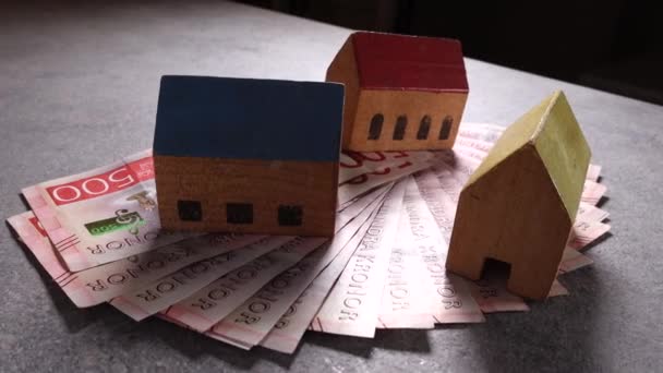 瑞典斯德哥尔摩在500克朗钞票堆上的玩具房子 — 图库视频影像