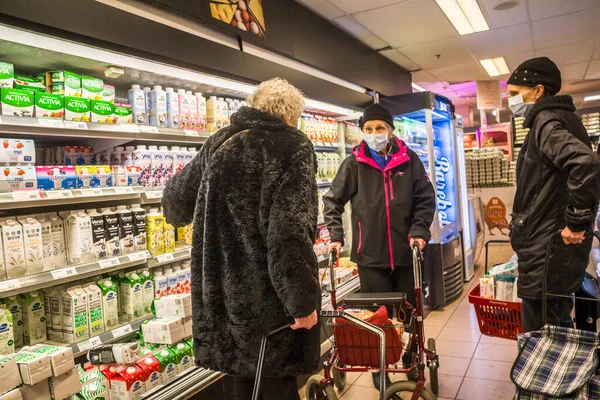 Stockholm Sweden Senior Women Shopping Inthe Supermarket Morby Centrum Shopping — 图库照片