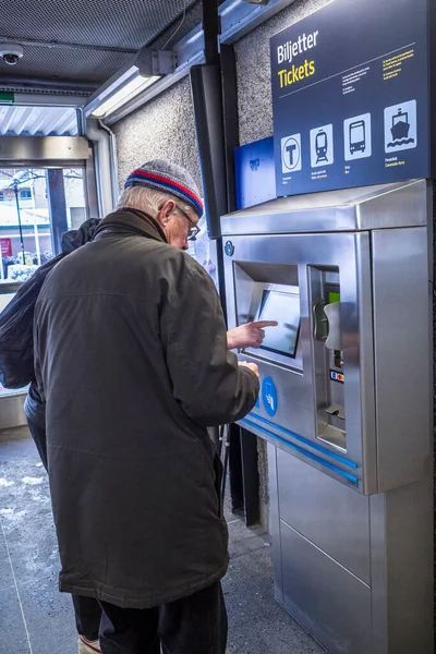 Stockholm Sweden Senior Man Buys Ticket Ride Tunnelbana Subway — Stockfoto