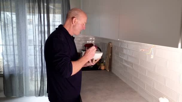 Estocolmo Suécia Homem Toma Café Manhã Sozinho Uma Cozinha Moderna — Vídeo de Stock