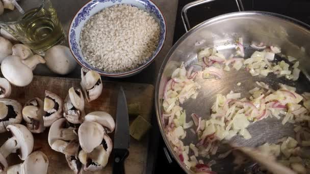 Svampar Steker För Att Göra Svamp Risotto — Stockvideo