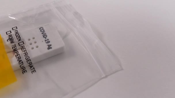 一个生物危害塑料袋和一个Covid 19自我测试 — 图库视频影像