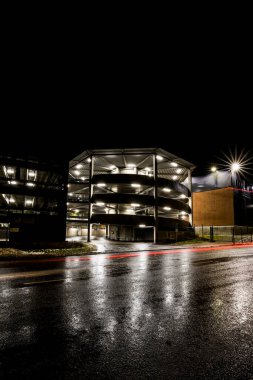 Stockholm, İsveç Gece Vastberga banliyösünde bir otopark.