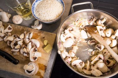 Mantarlı pilav yapmak için mantar kızartıyorum.