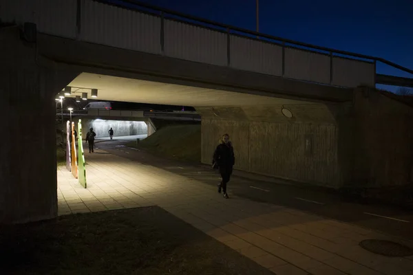 Stockholm Schweden Ein Mann Läuft Unter Einer Mauer Vorort Danderyd — Stockfoto