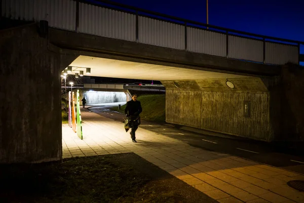 Stockholm Zweden Een Man Loopt Onder Een Brug Buitenwijk Danderyd — Stockfoto
