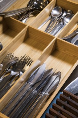 Mutfakta bir kutu çatal bıçak..