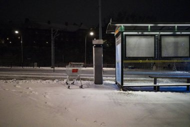 Stockholm, İsveç Karda bir otobüs durağı.