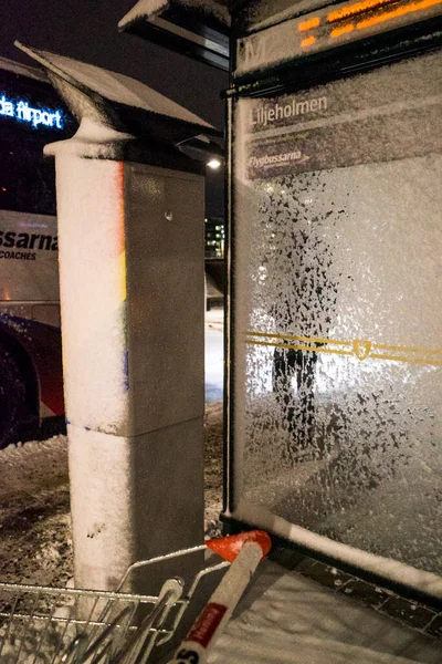 瑞典斯德哥尔摩一个人站在雪地里的巴士站 — 图库照片