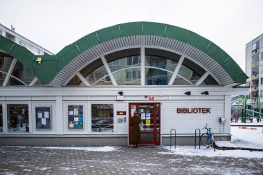 Stockholm, İsveç Solna 'nın Bergshamra banliyösündeki yerel kütüphanenin cephesi.
