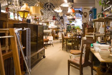 Stockholm, İsveç. Bergshamra banliyösünde Refurn adında bir antikacının içi..