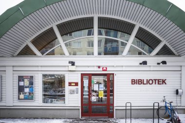 Stockholm, İsveç Solna 'nın Bergshamra banliyösündeki yerel kütüphanenin cephesi.